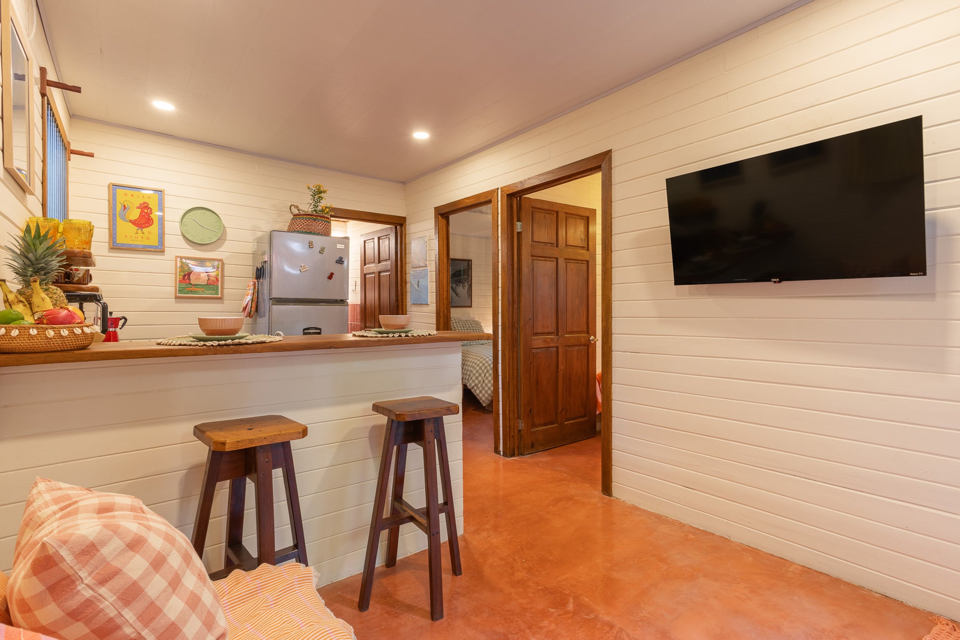 Apartment Papaya — Breakfast bar and kitchen with wall-mounted TV
