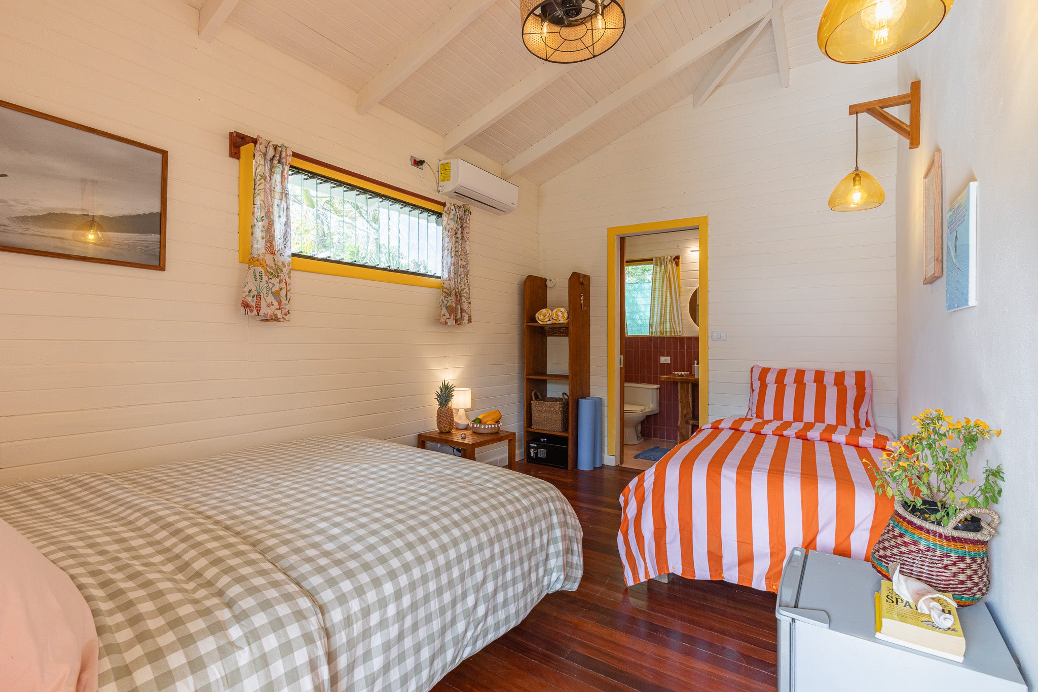 Studio Coco — Studio with double and twin beds, air conditioning and bathroom doorway