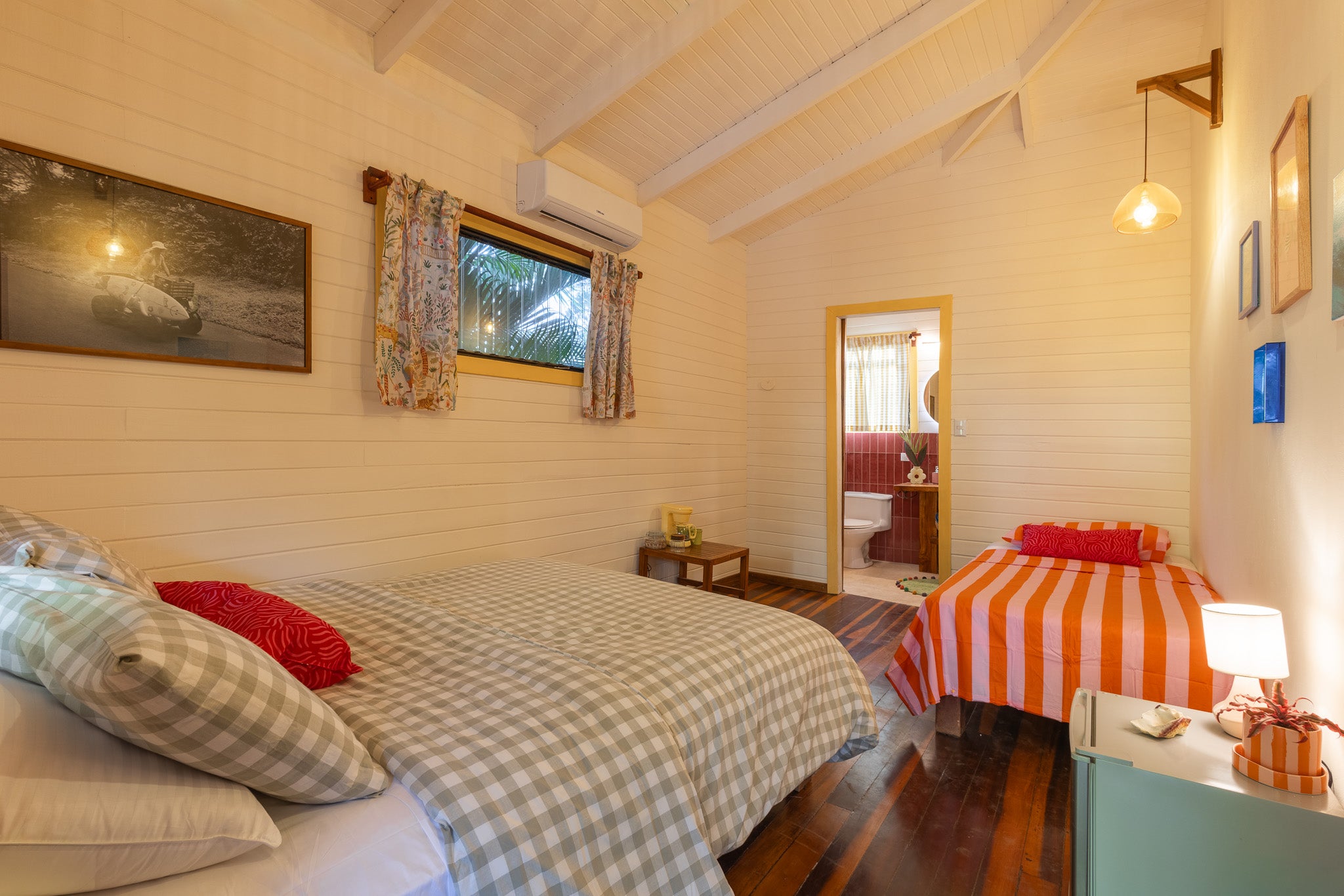 Studio Banano — Studio with double and twin beds, air conditioning and bathroom doorway