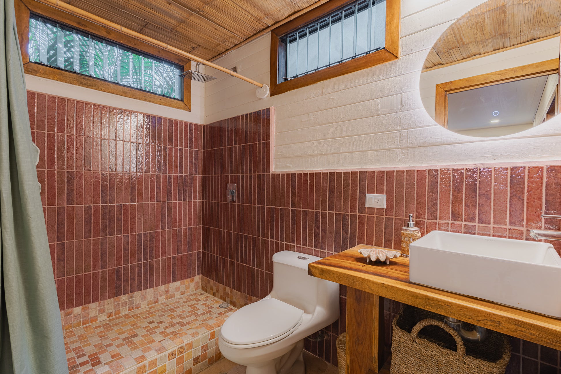 Apartment Papaya — Bathroom with terracotta tiles, walk-in shower and vessel sink