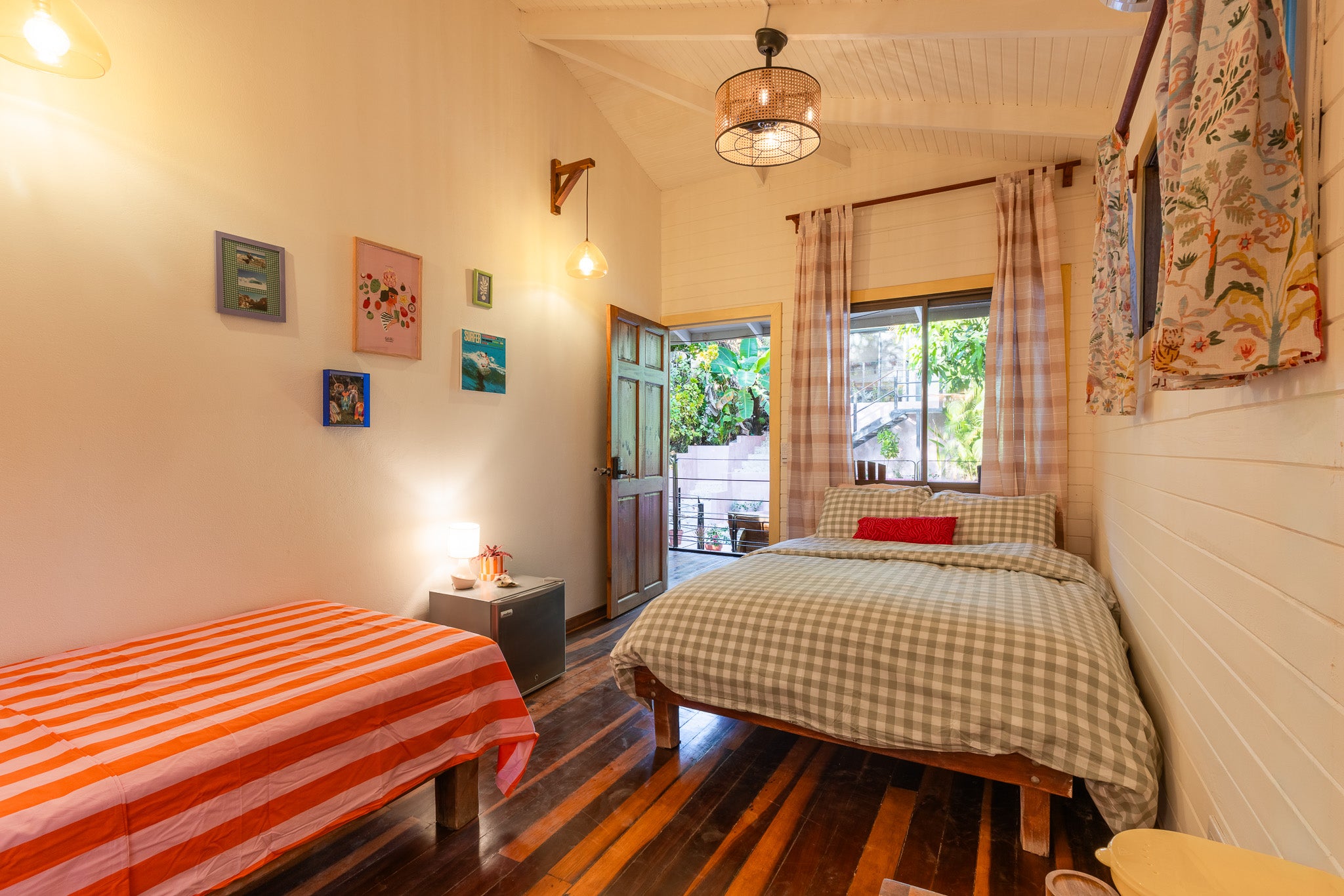 Studio Banano — Studio with double bed, striped twin bed and door to the patio