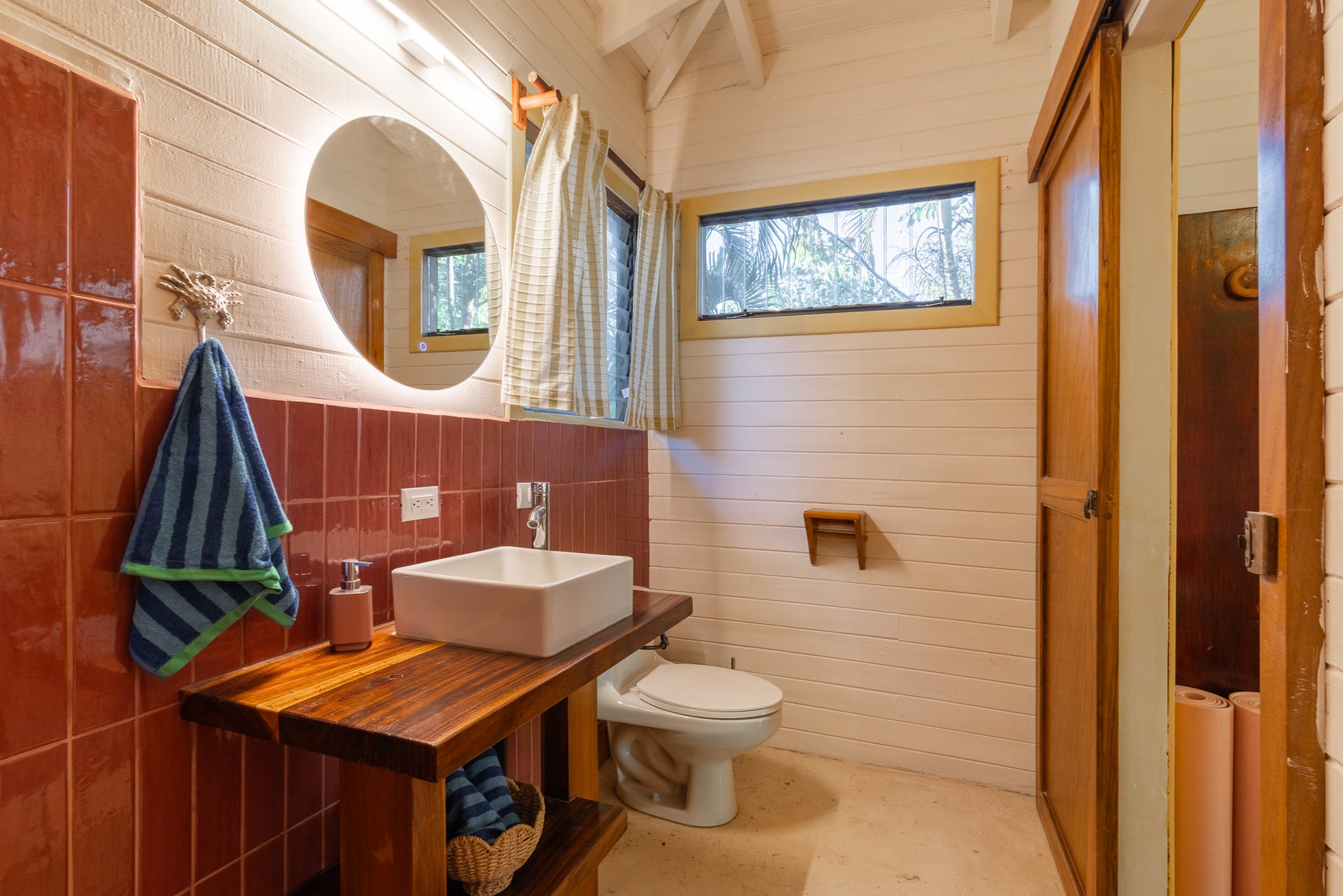Studio Mango — Bathroom with walk-in shower and vessel sink