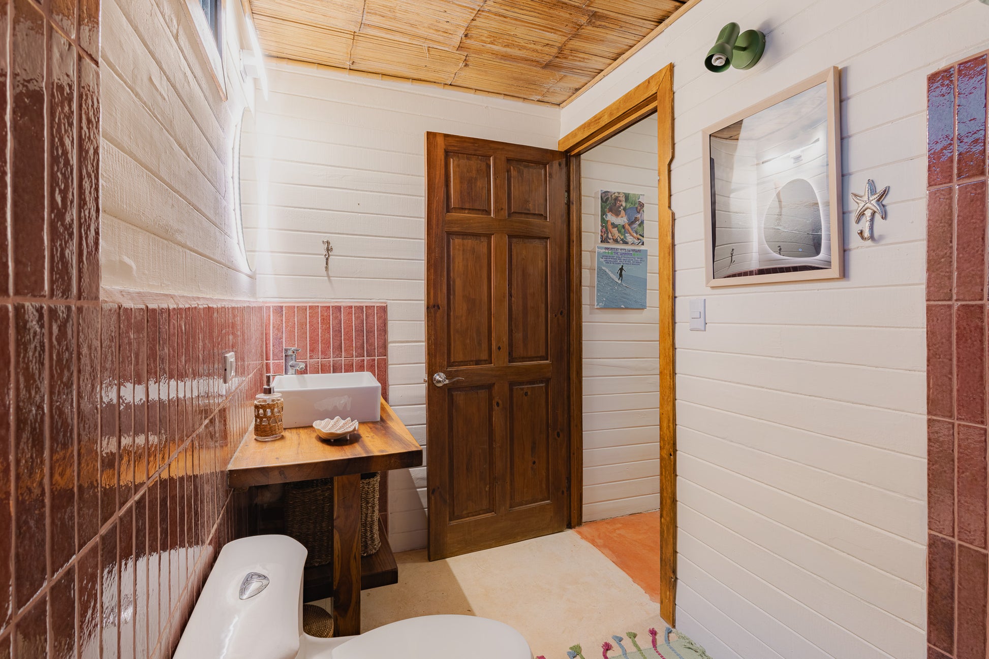 Apartment Papaya — Bathroom with wooden vanity and wooden door