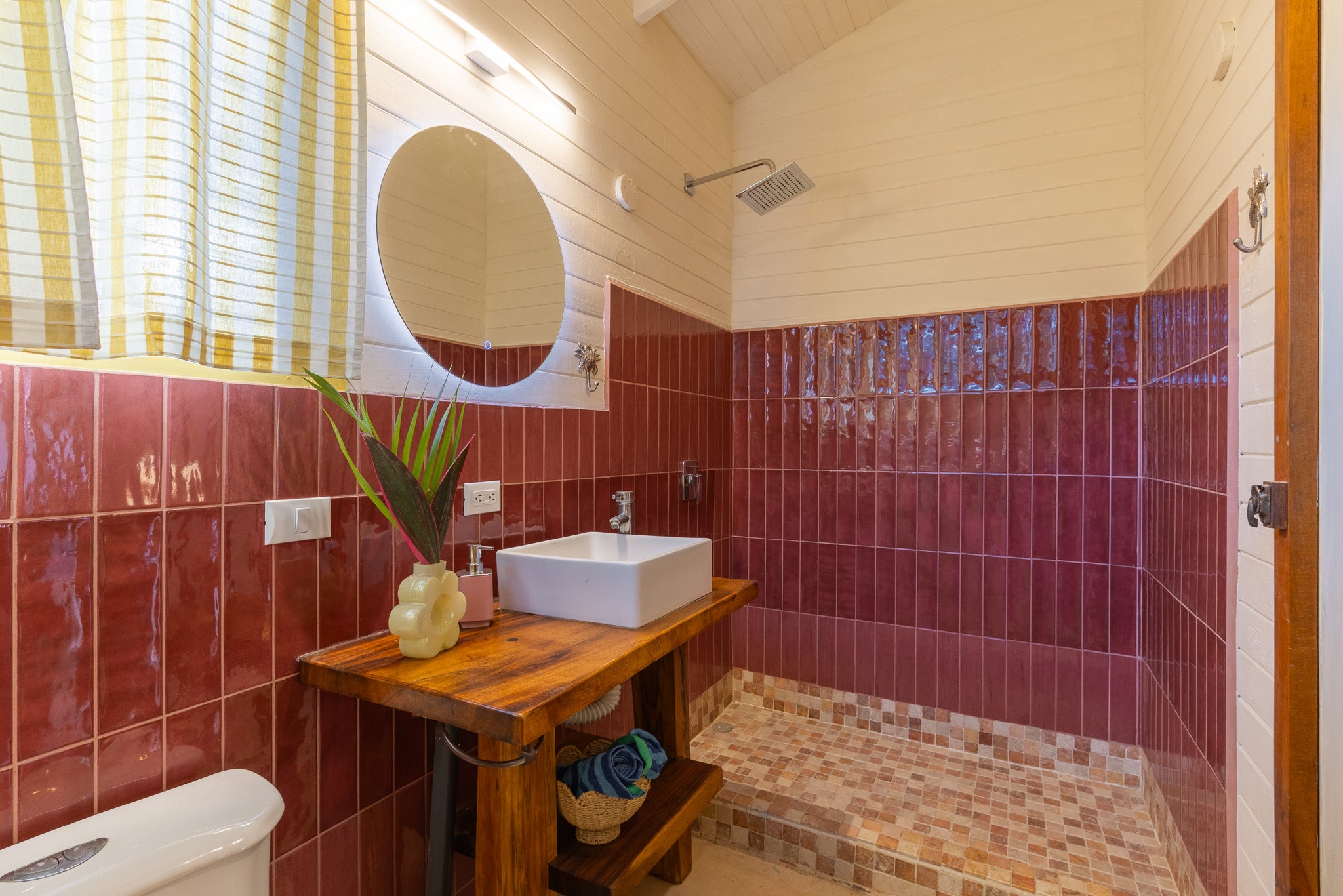Studio Banano — Bathroom with walk-in shower and vessel sink