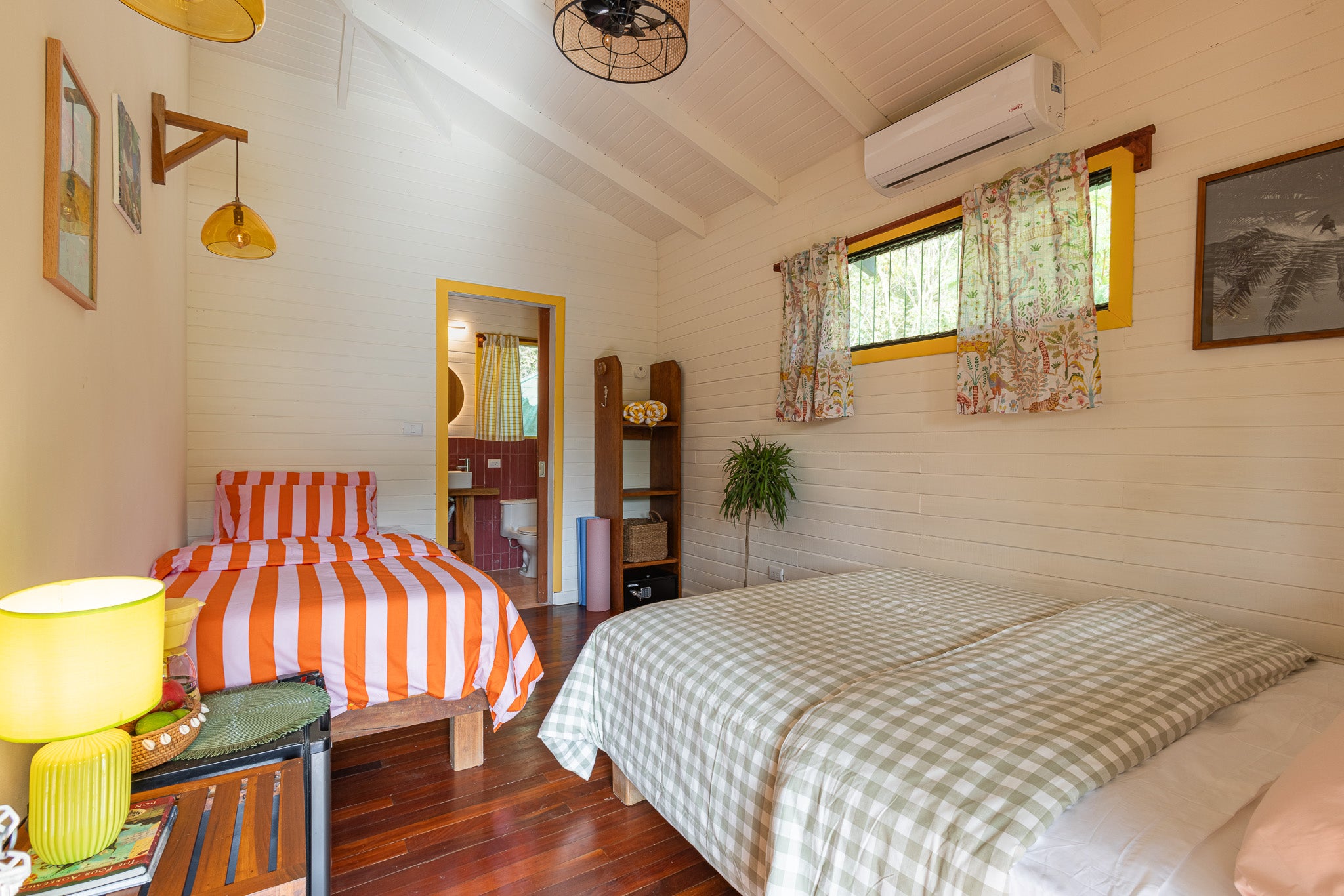 Studio Limón — Studio with double and twin beds, air conditioning and bathroom doorway