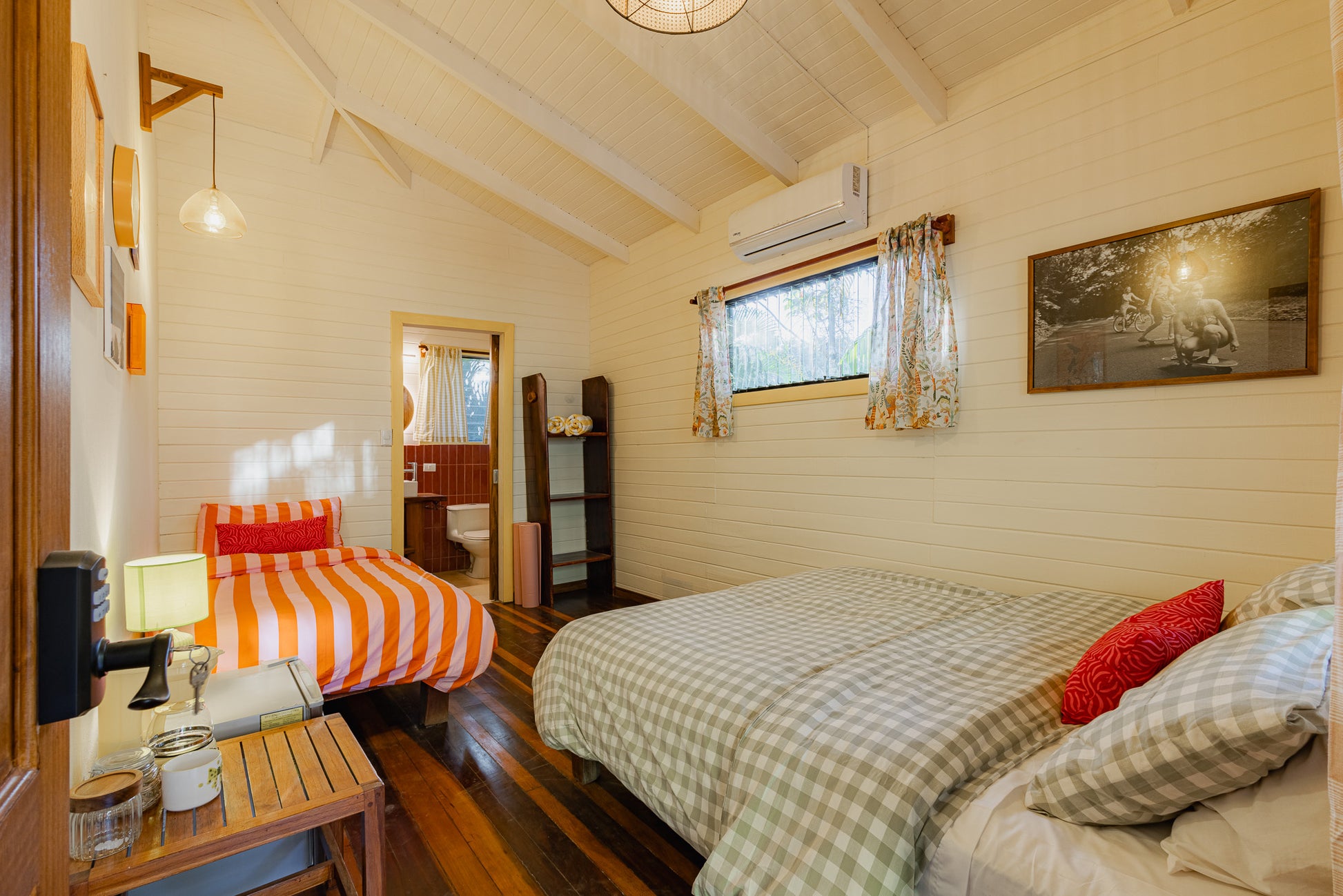 Studio Mango — Studio with double and twin beds, air conditioning and bathroom doorway