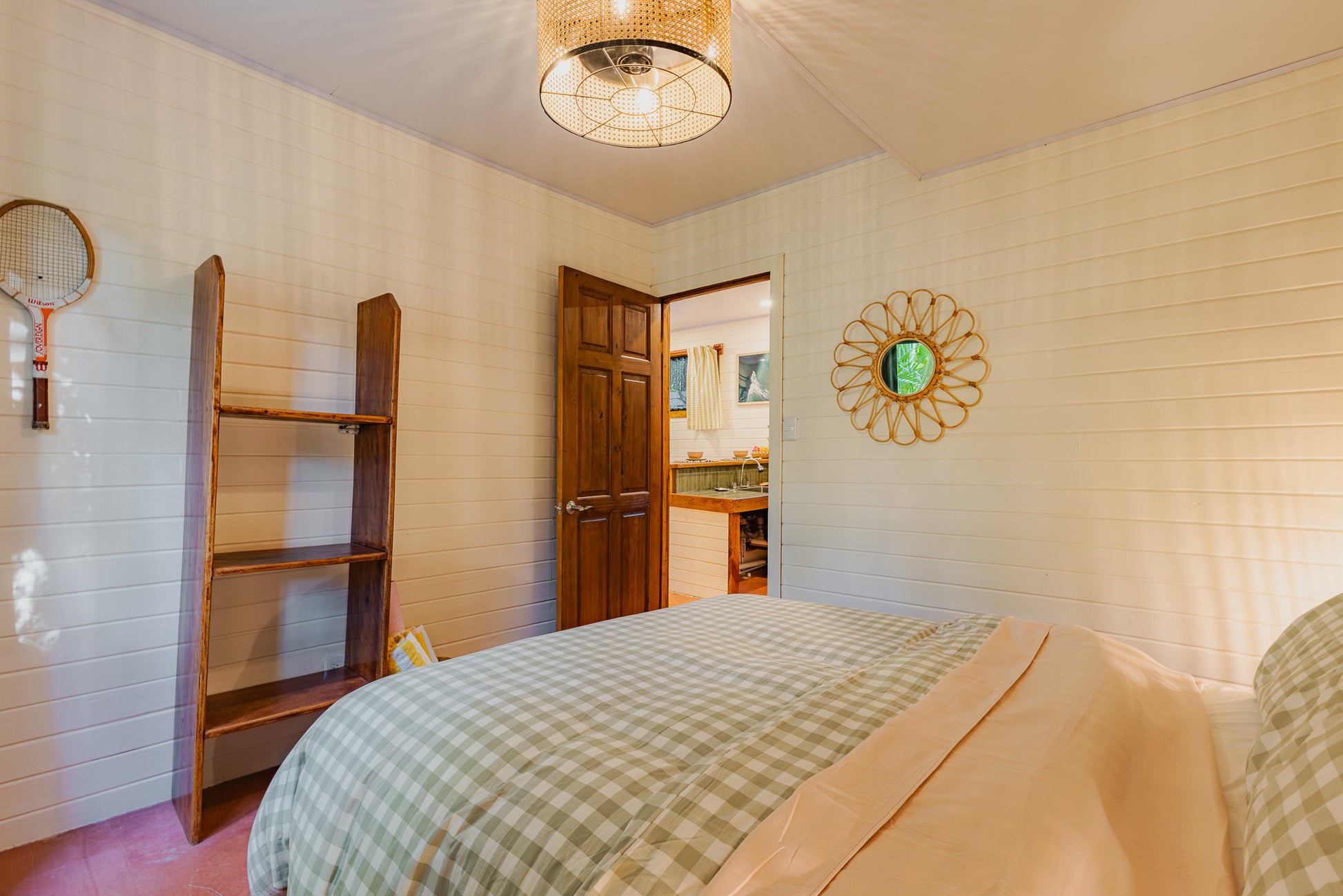 Apartment Papaya — Double bedroom with wooden shelf and round mirror