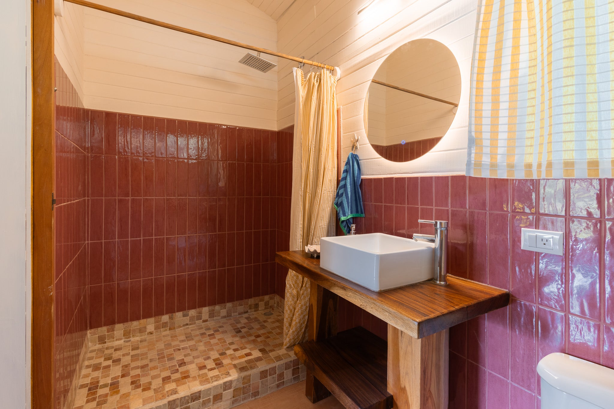 Studio Limón — Bathroom with walk-in shower and vessel sink