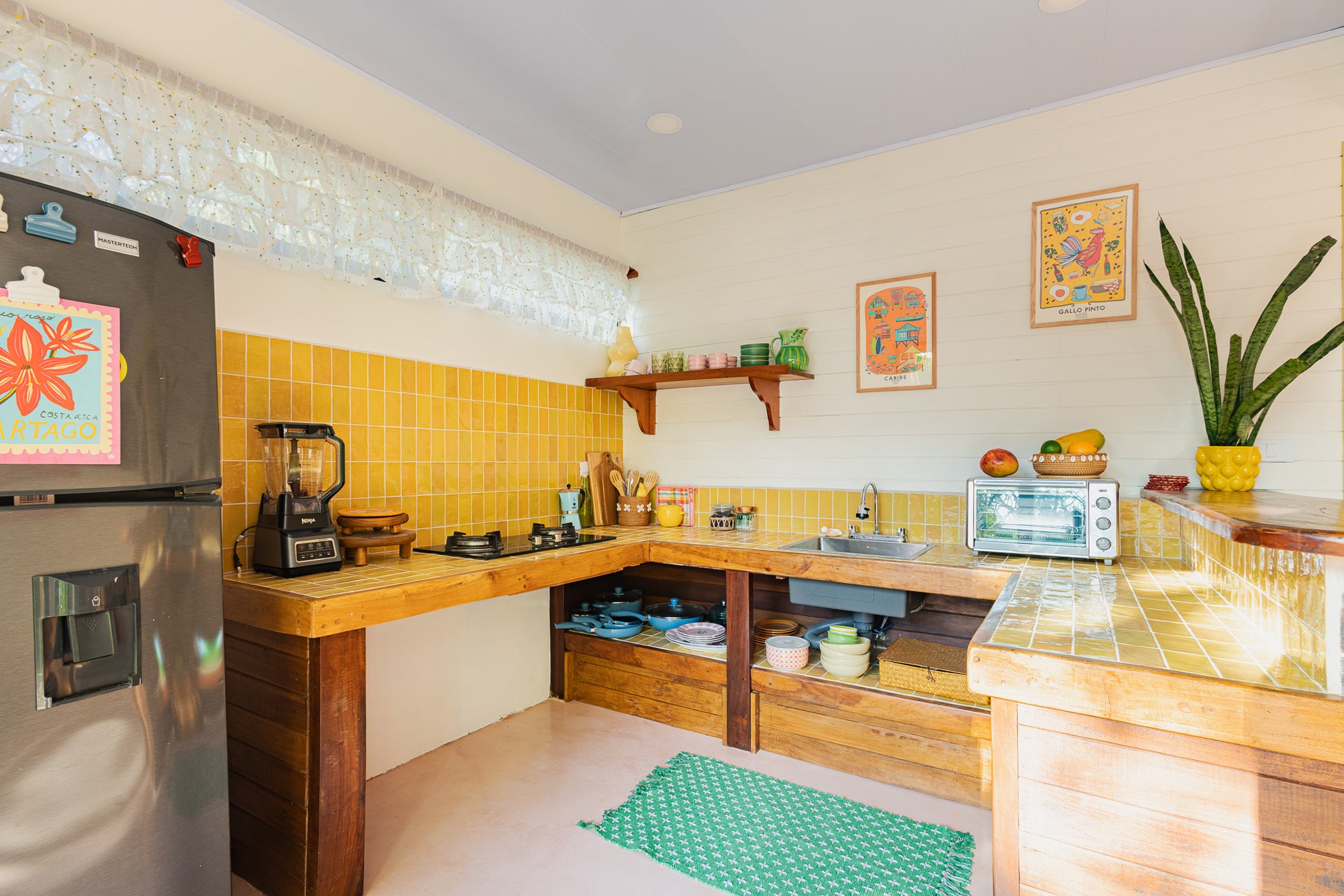 Apartment Piña — Kitchen with yellow tiles, fridge, blender and toaster oven