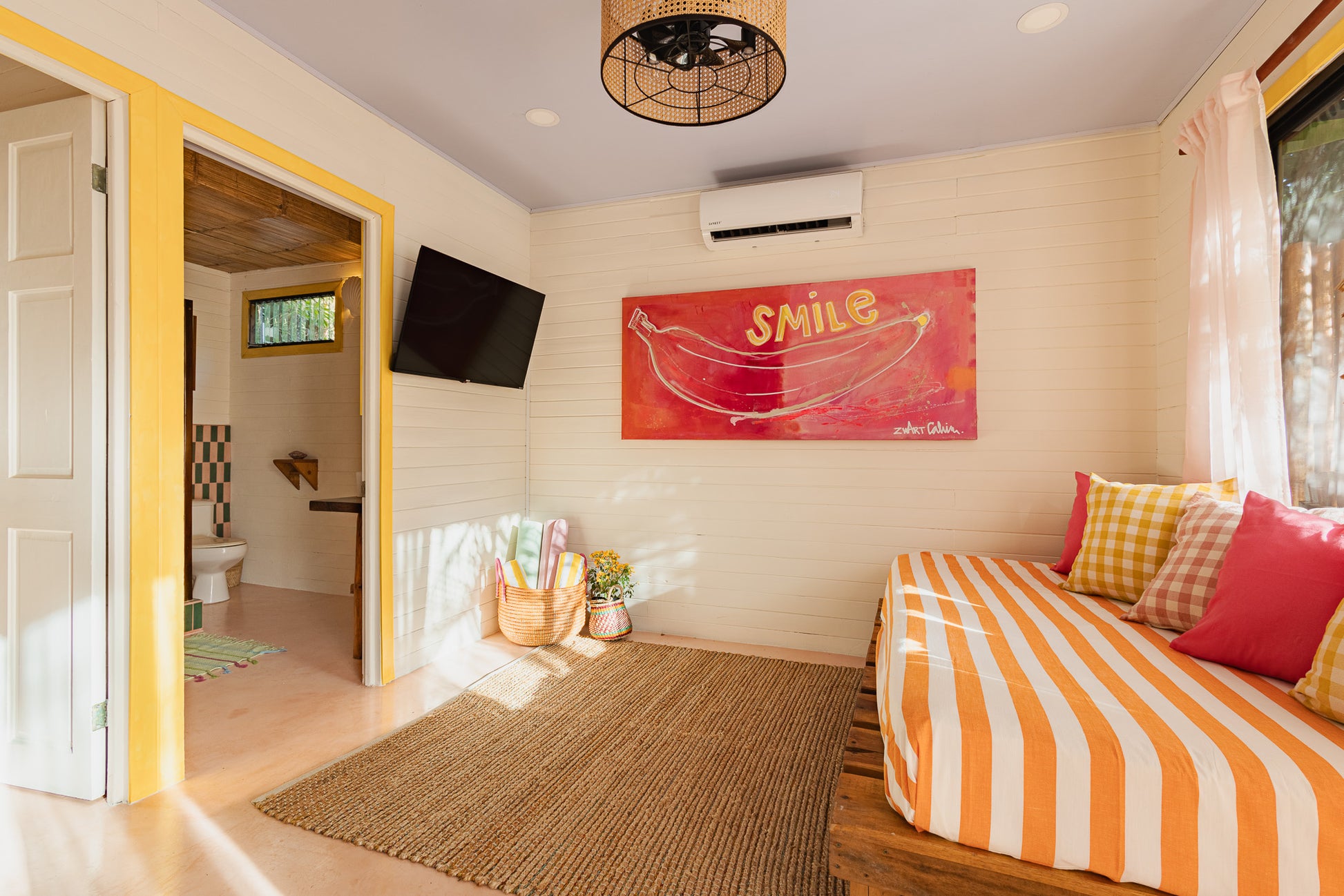 Apartment Piña — Living room with TV and open door to the bathroom