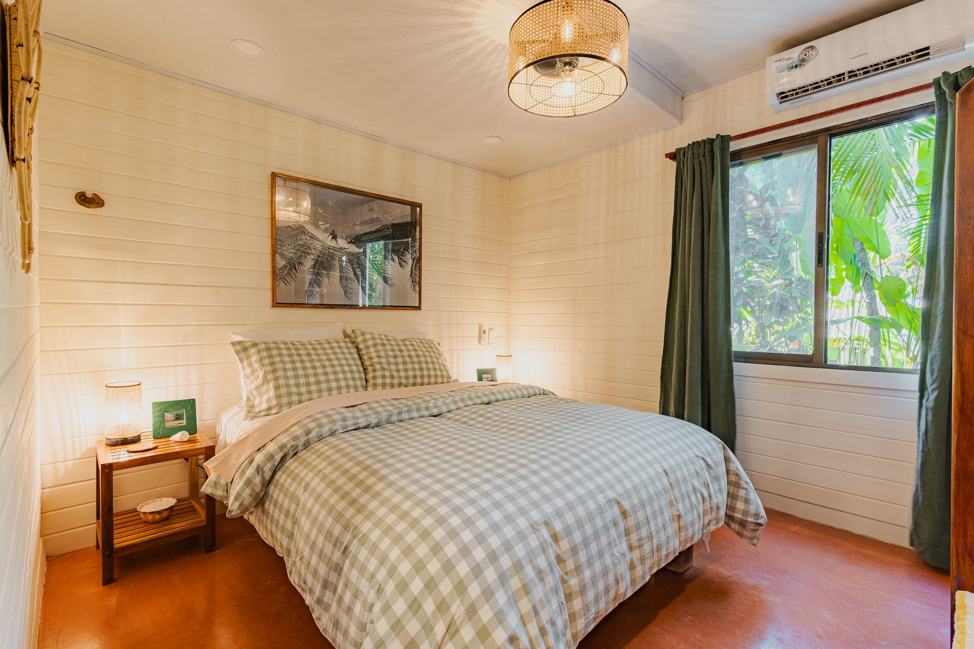Apartment Papaya — Bedroom with double bed, green gingham bedding and garden window