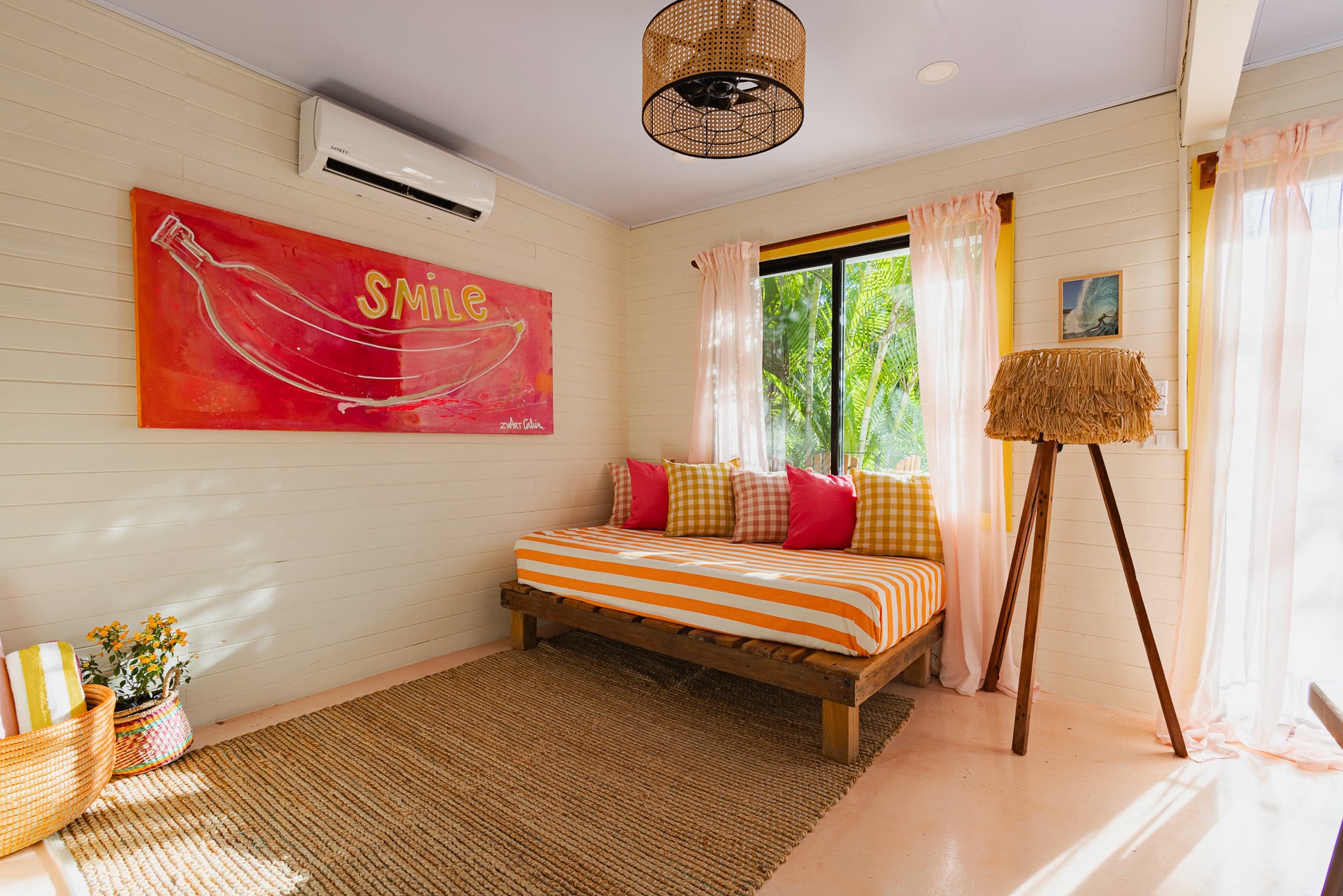 Apartment Piña — Living area with sofa bed, air conditioning and garden window