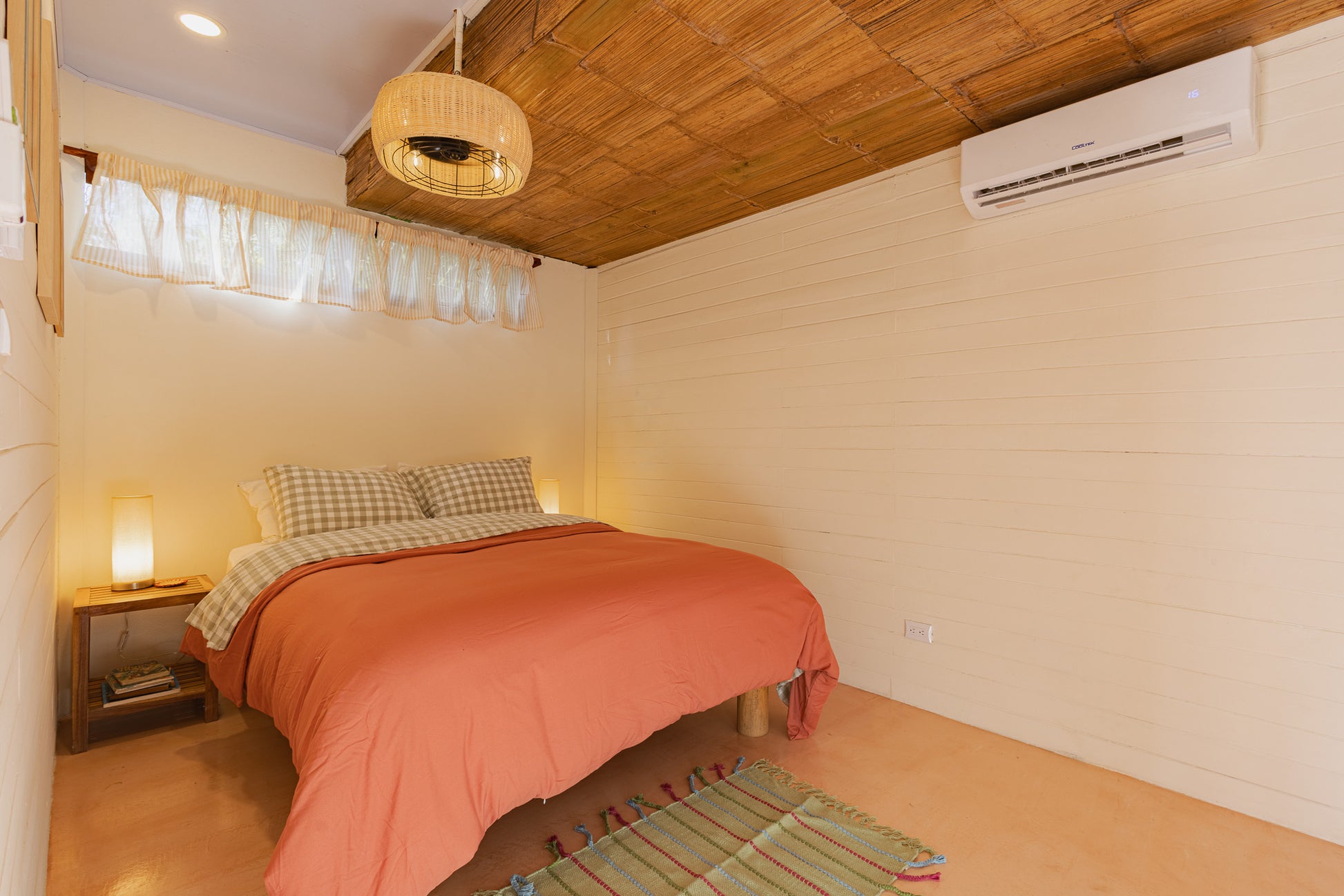 Apartment Piña — Bedroom with double bed, bedside lamps and air conditioning